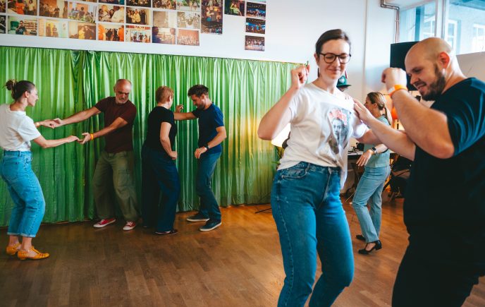 Izpopolni Swingout in sledenje v plesu